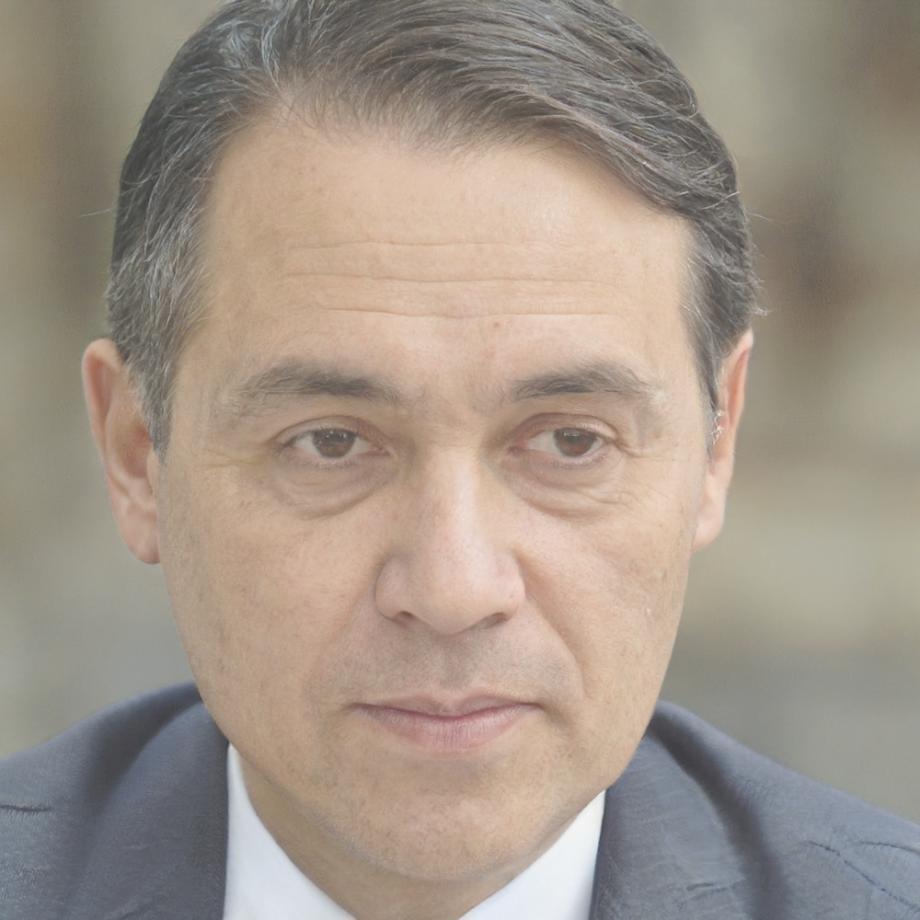 Retrato profesional de Simón Efrén Salguero